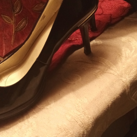 A pair of black patent leather heels - Picture 2 of 8